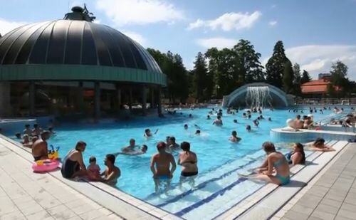 Hór és Szoros patak völgyében található Termálfürdő
